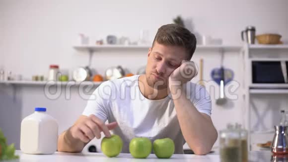 年轻人在吃绿苹果开始饮食和健康的生活方式维生素视频的预览图