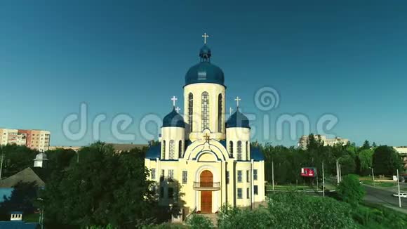 空中升降在带蓝色圆顶的教堂上4K视频的预览图