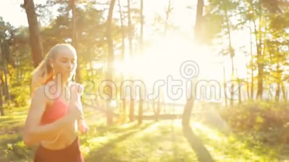 女人在树林里奔跑视频的预览图