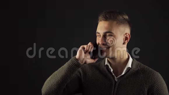 男人在电话上讲话视频的预览图