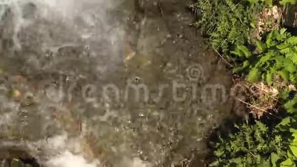 快速山河积极克服岩石急流顶部视图视频的预览图