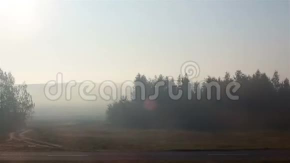 秋天的天气田野里浓雾密布视频的预览图