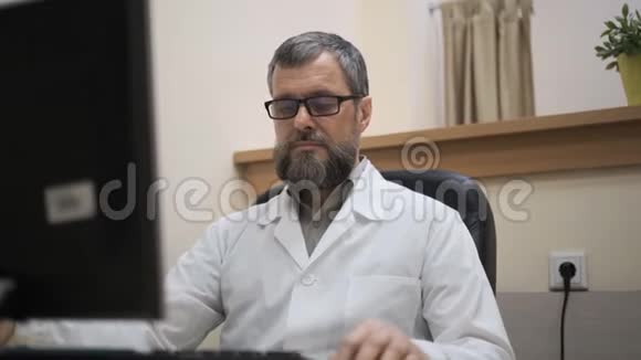 医生在电脑上工作给病人吃药看x射线视频的预览图