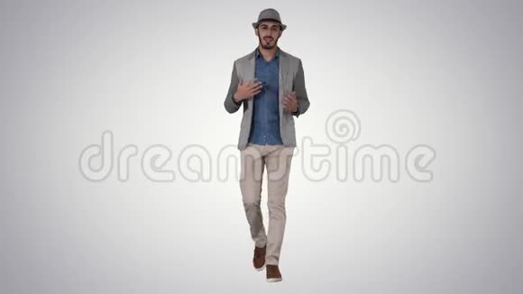 潮流时尚积极开朗的男人穿着休闲衬衫和太阳帽走路和交谈与相机梯度视频的预览图