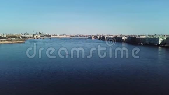 阳光灿烂的俄罗斯圣彼得堡涅瓦河鸟瞰库存录像纽瓦河有桥和桥视频的预览图