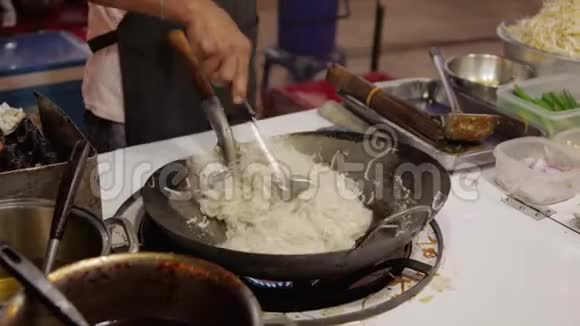 烹饪传统的亚洲垫泰视频的预览图