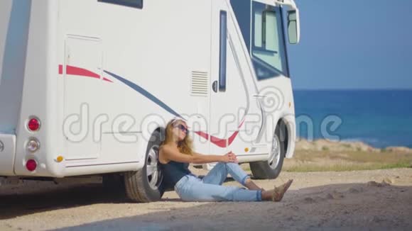女游客在她的拖车附近停车在海边视频的预览图