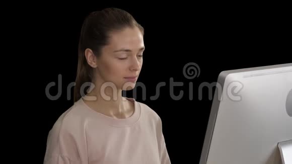 在阿尔法频道的电脑上一个疲惫可爱的休闲女人视频的预览图