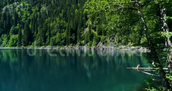 美丽的蓝色高山湖小里萨在夏天被高山高坡包围用无人机射击视频的预览图