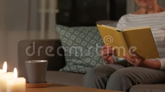 老年妇女读书在家喝茶视频的预览图