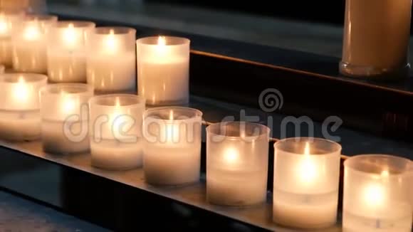 在教堂里用直线燃烧蜡烛视频的预览图