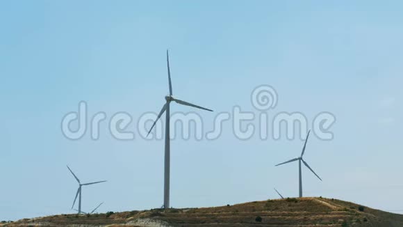 风车对抗蓝天青山的运动风力发电技术对涡轮的看法塞浦路斯视频的预览图