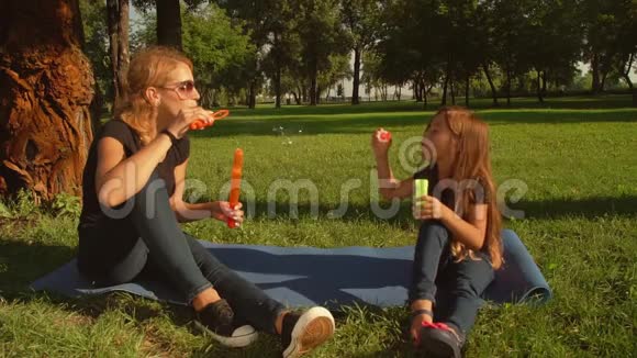 女士花了大量时间和女儿在一起视频的预览图