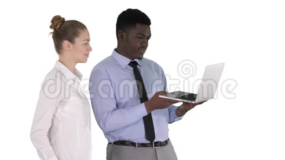 满意他们的工作男人和女人看着笔记本电脑的白色背景视频的预览图