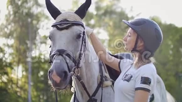 女人对马的爱和关怀视频的预览图