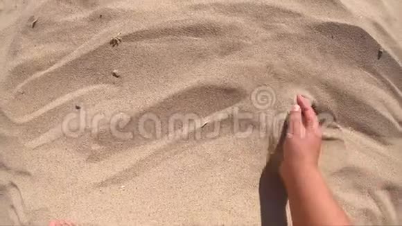 女孩舀起沙子洒了出来上景手部动作视频的预览图