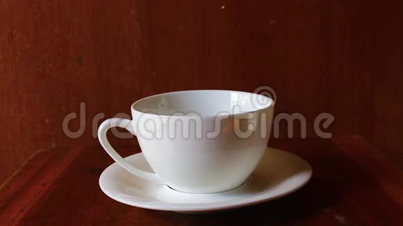 在木制的白色杯子里倒入新鲜的热咖啡视频的预览图