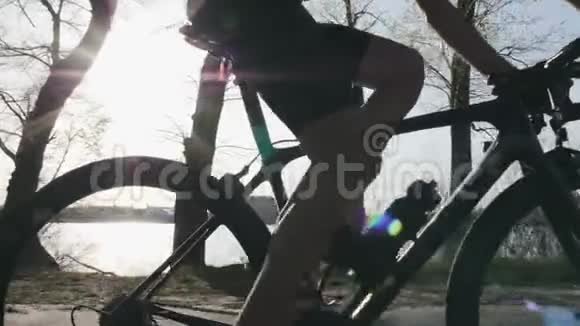安装瘦自行车关闭踏板和更换齿轮强壮的腿部肌肉旋转踏板自行车训练慢动作视频的预览图