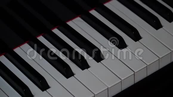 摄像机沿着钢琴键拍摄一幅平滑的对角线全景图视频的预览图
