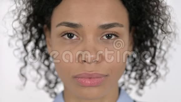 脸上挂着微笑的年轻非洲女人视频的预览图