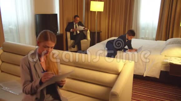 穿西装的男人和女人在酒店房间里拿文件视频的预览图
