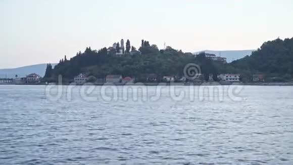 黑山Kamenari博卡湾入口山上的教堂视频的预览图