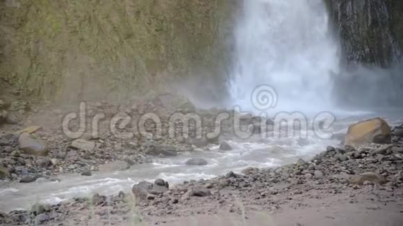 在岩石山区的一个大瀑布的特写从很大的高度缓慢地下降水缺水视频的预览图