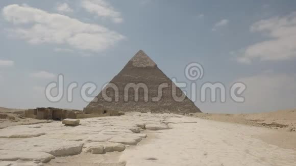 开罗附近吉萨的khafre金字塔侧面视频的预览图