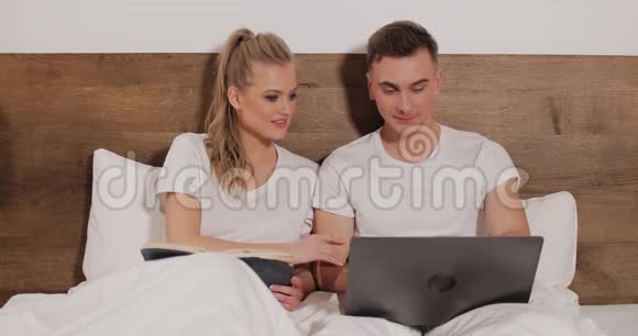年轻夫妇在笔记本电脑上讨论在线产品视频的预览图