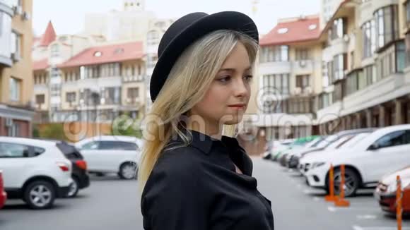 一个戴着黑色帽子微笑的女孩的肖像视频的预览图