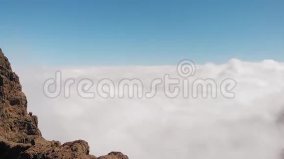 壮观的空中景色浓密的云层下面的火山岩皮科德拉斯尼维斯大加那利视频的预览图