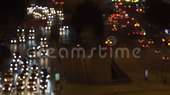 在马德里的阿托卡车站附近故意分散了夜间交通灯视频的预览图