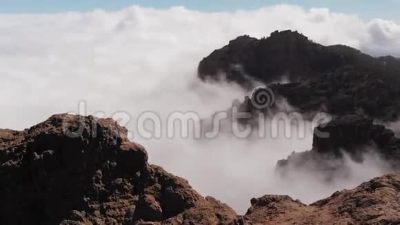 许多美丽的云彩火山起源的山脉从高处看加那利港大视频的预览图