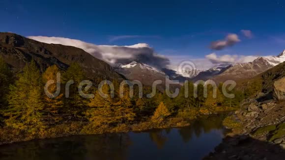 马特霍恩峰反映在瑞士泽马特的格兰吉塞湖视频的预览图