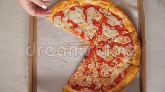 情侣们从工艺盒里拿出美味的彩色披萨片视频的预览图