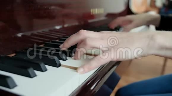 音乐学校的一课学弹钢琴女手弹钢琴特写一个年轻的女孩视频的预览图