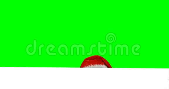 神秘的圣诞老人躲在绿色屏幕后面视频的预览图