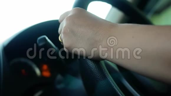女性驾驶时双手放在汽车方向盘上技术和运输理念视频的预览图