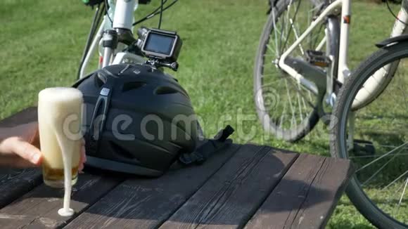 夏季放松骑自行车和运动相机视频的预览图