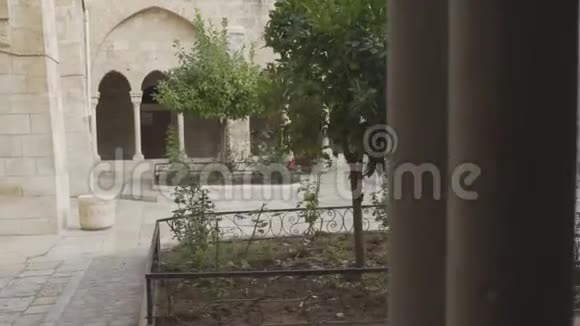 在伯利恒的耶稣诞生教堂的院子里行走的万宝路视频的预览图