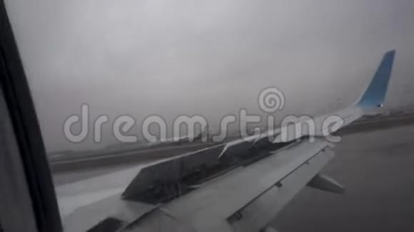 从平面窗口查看在机场降落视频的预览图