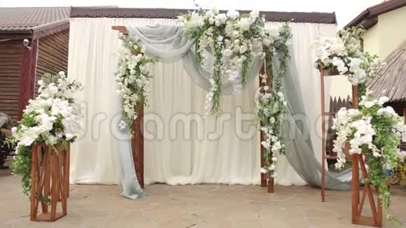 美丽的婚礼拱门装饰着鲜花结婚拱门视频的预览图