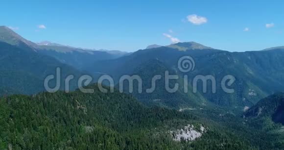 阿布哈兹岩石高加索山脉高山景观无人驾驶飞机射击视频的预览图
