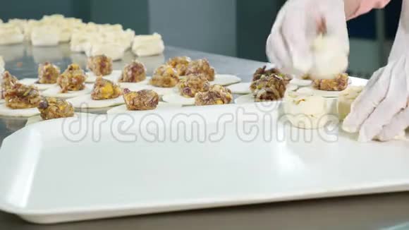 食品视频概念厨师做Khinkali格鲁吉亚民族美食快关门把准备好的饺子放在托盘上4k视频的预览图