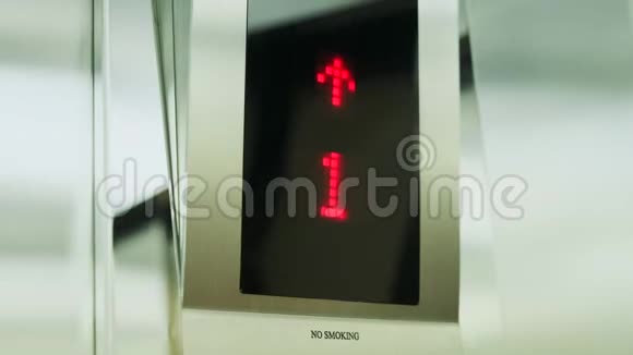 现代商务中心内部升起的钢银电梯内部电梯中的数字显示视频的预览图