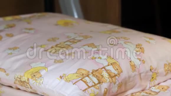 婴儿床以鼠为牙仙的形式老鼠箱躺在女孩床上的运动视频的预览图
