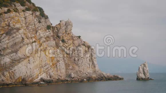 全景观赏美丽多彩的巨大悬崖和大海视频的预览图