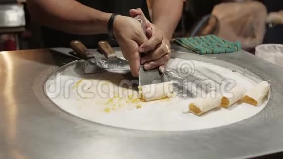 泰国卷炒冰淇淋的制作视频的预览图