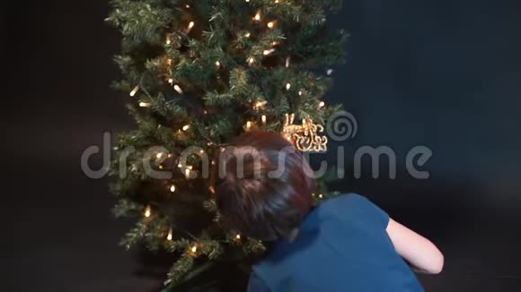 孩子在圣诞树上放了一个圣诞玩具视频的预览图