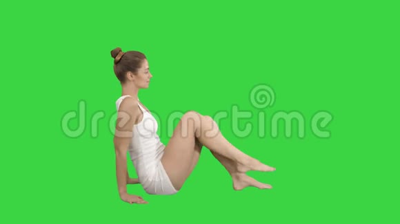 年轻漂亮的女人做瑜伽在绿色屏幕上做玛拉娜玛里夏萨娜Chroma键视频的预览图